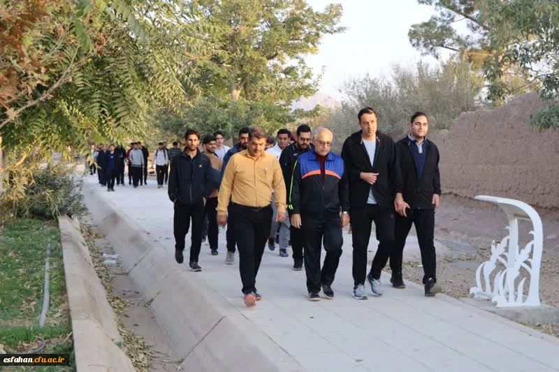 پیاده روی به مناسبت هفته تربیت بدنی  با حضور سرپرست دانشگاه فرهنگیان استان اصفهان، همکاران مدیریت استان، اساتید، دانشجومعلمان و همکاران پردیس ها و مراکز دانشگاه فرهنگیان استان اصفهان 4