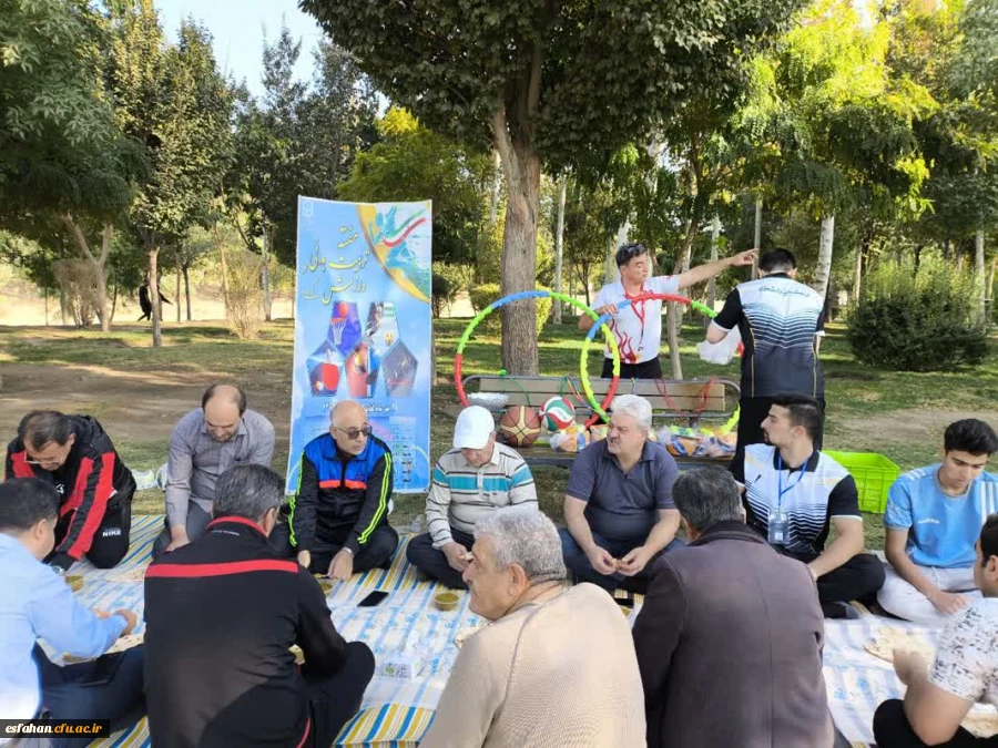 پیاده روی به مناسبت هفته تربیت بدنی  با حضور سرپرست دانشگاه فرهنگیان استان اصفهان، همکاران مدیریت استان، اساتید، دانشجومعلمان و همکاران پردیس ها و مراکز دانشگاه فرهنگیان استان اصفهان 5