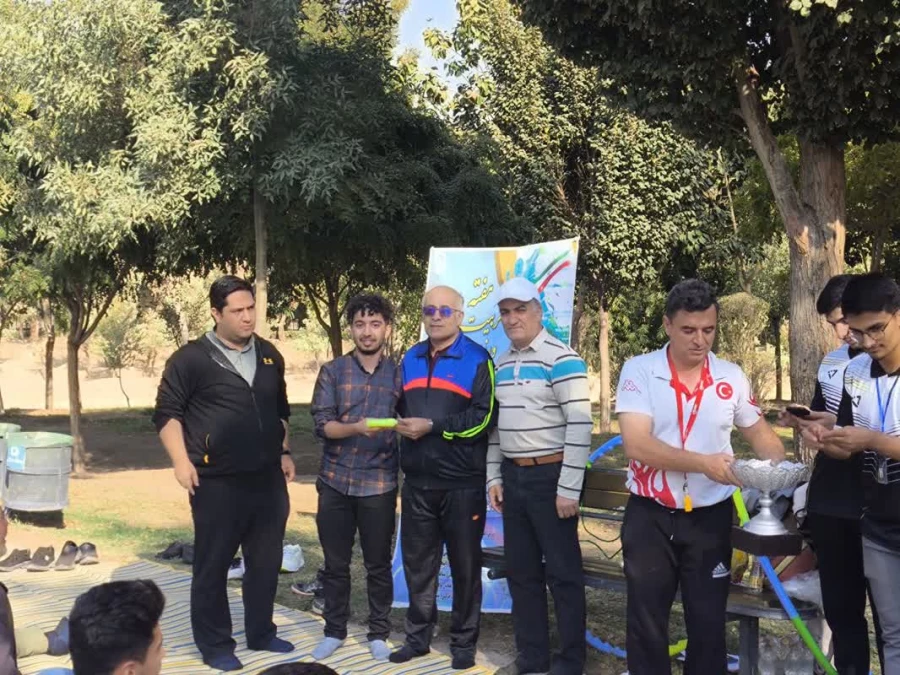 پیاده روی به مناسبت هفته تربیت بدنی  با حضور سرپرست دانشگاه فرهنگیان استان اصفهان، همکاران مدیریت استان، اساتید، دانشجومعلمان و همکاران پردیس ها و مراکز دانشگاه فرهنگیان استان اصفهان 21