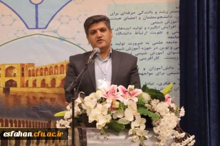 سخنان معاون آموزشی-پژوهشی دانشگاه در همایش ملی آموزش ریاضی

در آموزش ریاضی، هر زمان به بن بست رسیده ایم، از ظرفیت های رشته شیمی بهره گرفته ایم. حتی در مباحث عالی ریاضی و دیفرانسیل نیز برای تبیین کاربردها، ناچار به استفاده از مفاهیم شیمی شده ایم.