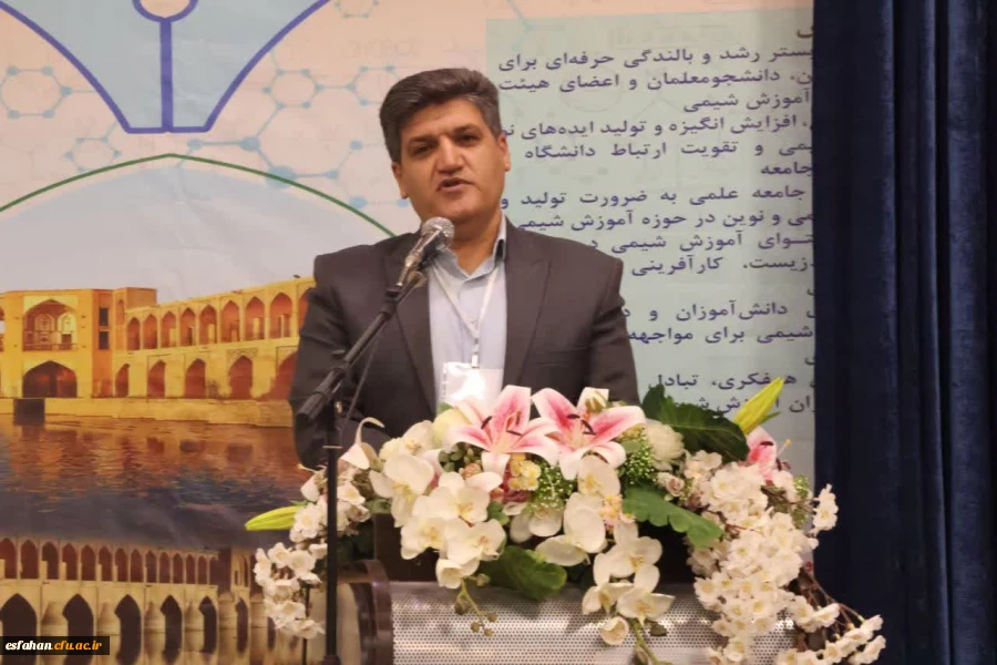 در آموزش ریاضی، هر زمان به بن بست رسیده ایم، از ظرفیت های رشته شیمی بهره گرفته ایم. حتی در مباحث عالی ریاضی و دیفرانسیل نیز برای تبیین کاربردها، ناچار به استفاده از مفاهیم شیمی شده ایم. 2