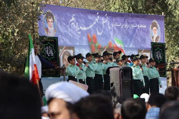 حضور سرپرست دانشگاه فرهنگیان استان در جمع پرشور دانشجومعلمان در مراسم راهپیمایی ۱۳ آبان ۱۴۰۴ 7