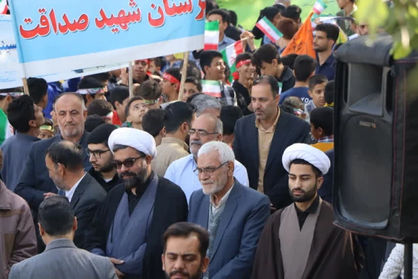 حضور سرپرست دانشگاه فرهنگیان استان در جمع پرشور دانشجومعلمان در مراسم راهپیمایی ۱۳ آبان ۱۴۰۴ 9