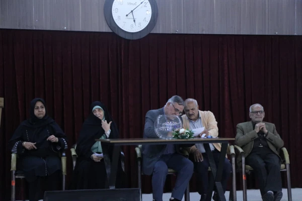 تقدیر از بازنشستگان دانشگاه فرهنگیان استان اصفهان و برگزاری انتخابات اعضای صندوق کانون بازنشستگان در پردیس فاطمه الزهرا(س)
 9