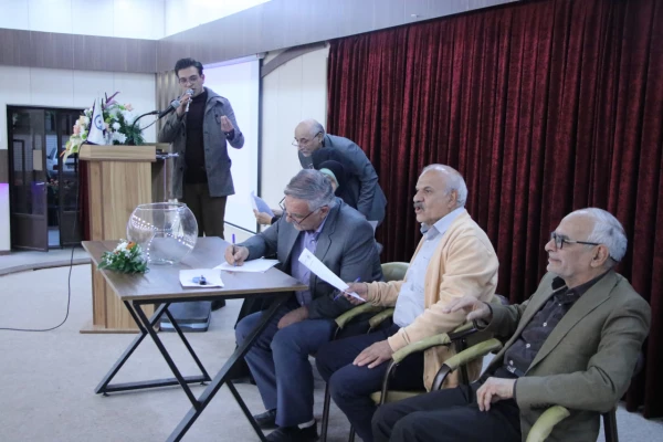 تقدیر از بازنشستگان دانشگاه فرهنگیان استان اصفهان و برگزاری انتخابات اعضای صندوق کانون بازنشستگان در پردیس فاطمه الزهرا(س)
 10