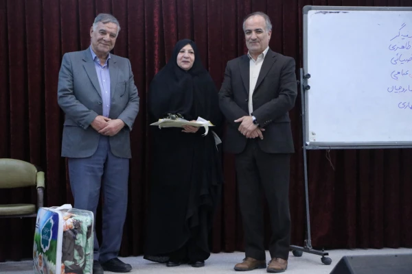 تقدیر از بازنشستگان دانشگاه فرهنگیان استان اصفهان و برگزاری انتخابات اعضای صندوق کانون بازنشستگان در پردیس فاطمه الزهرا(س)
 11