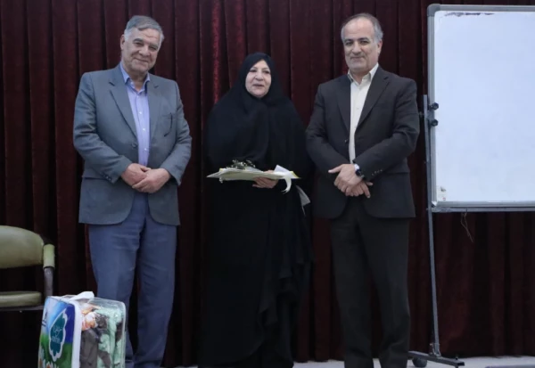 تقدیر از بازنشستگان دانشگاه فرهنگیان استان اصفهان و برگزاری انتخابات اعضای صندوق کانون بازنشستگان در پردیس فاطمه الزهرا(س)
 14