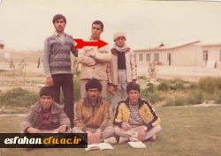 وقت امتحان که می شد. دانش آموزانش را به کنار کوه و دل صحرا می برد و آنجا جلسه امتحان برگزار میکرد معتقد بود آرامش طبیعت
به بچه ها کمک میکند بهتر آزمون بدهند.
 2