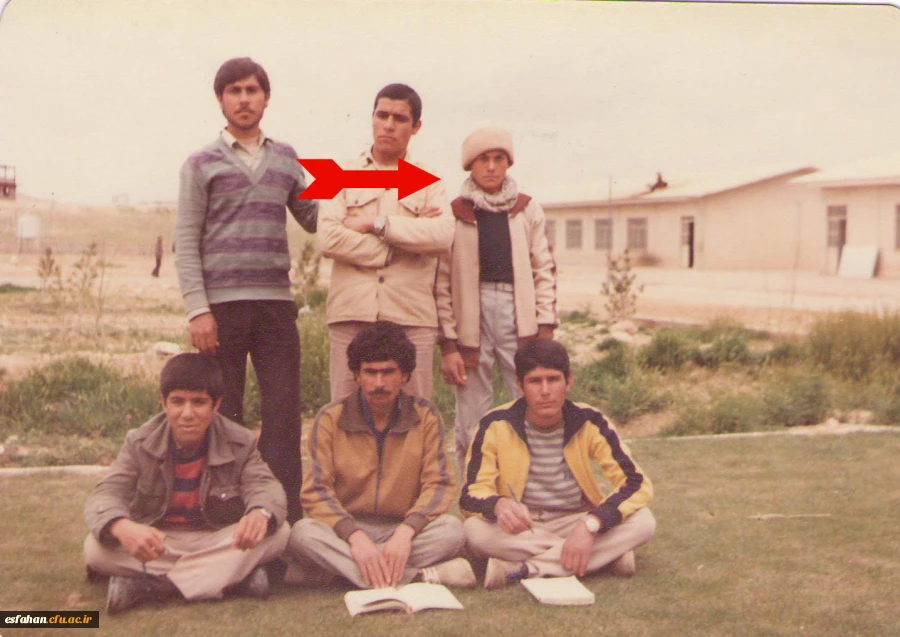 وقت امتحان که می شد. دانش آموزانش را به کنار کوه و دل صحرا می برد و آنجا جلسه امتحان برگزار میکرد معتقد بود آرامش طبیعت
به بچه ها کمک میکند بهتر آزمون بدهند.
 2