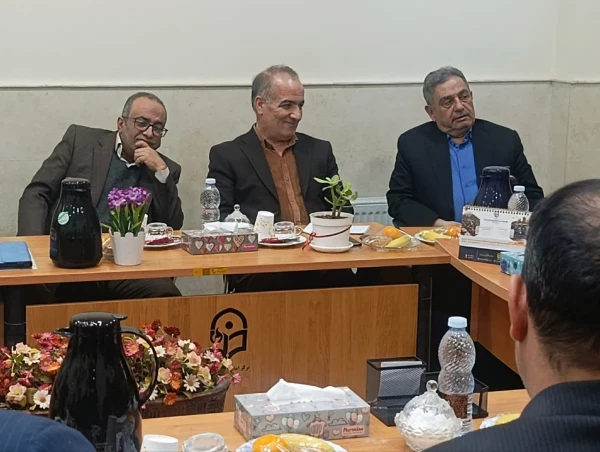  مراسم امضای تفاهم نامه تمدید واگذاری منافع ساختمان مرکز کاشان
 9