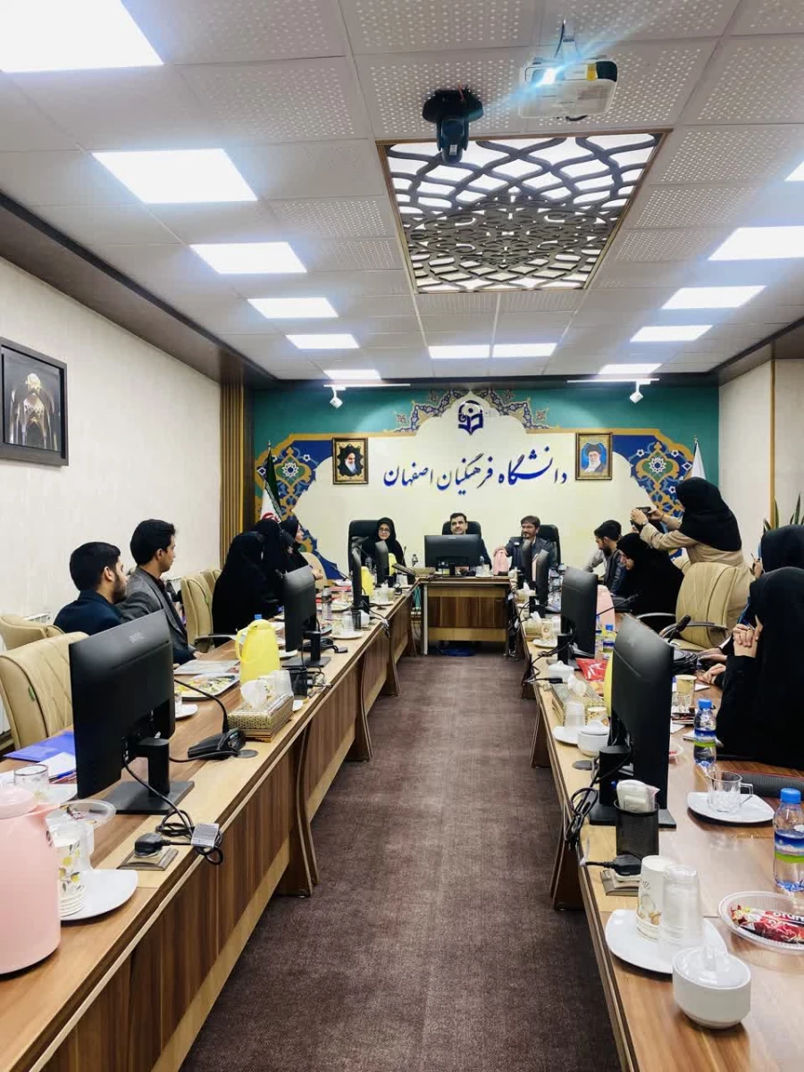 جلسه هم اندیشی دبیران و اعضای کانون های علمی فرهنگی شاهد و ایثار دانشگاه فرهنگیان استان اصفهان 4