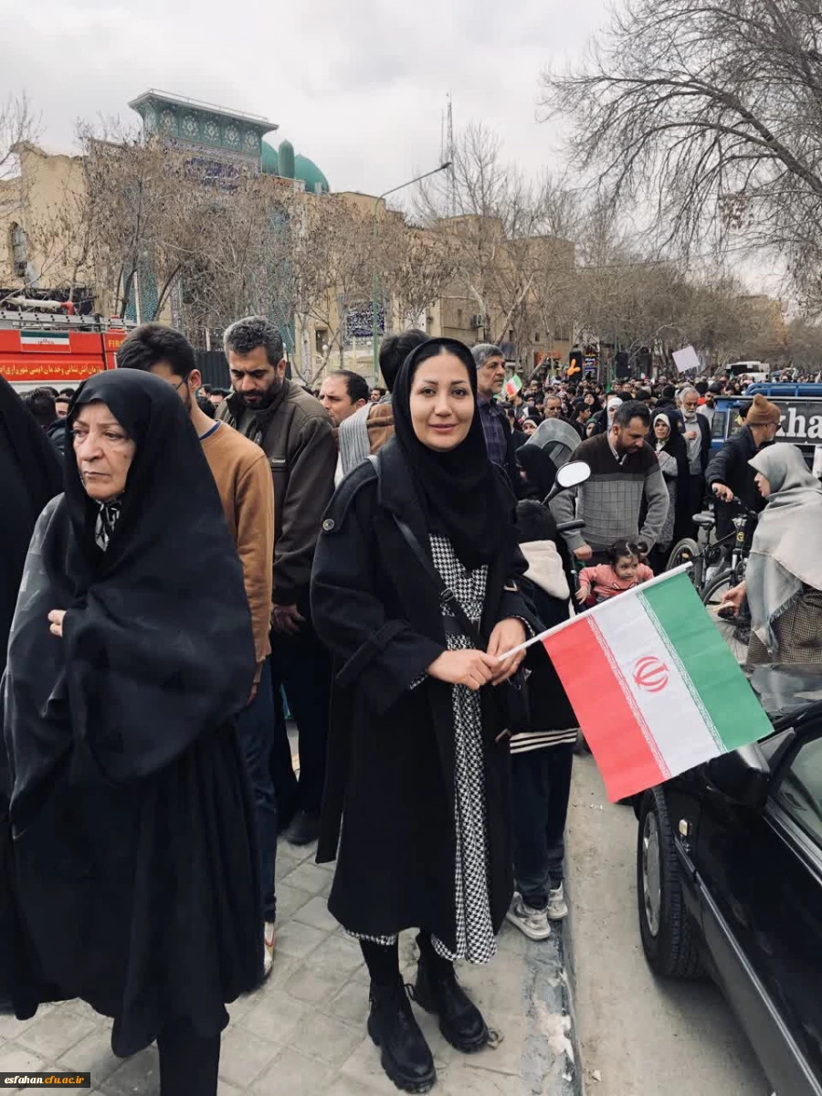 گزارش تصویری از حضور خانواده دانشگاه فرهنگیان استان اصفهان در راهپیمایی ۲۲ بهمن ماه ۱۴۰۴ 19