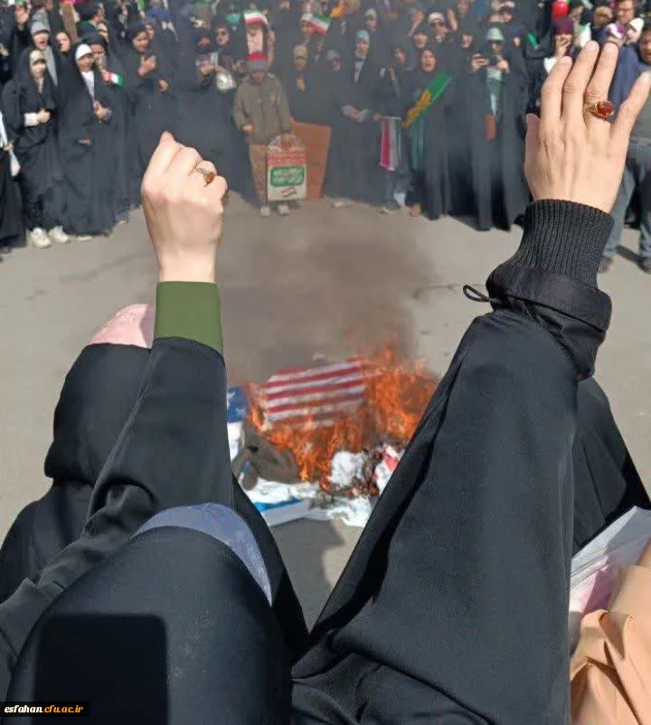 گزارش تصویری از حضور خانواده دانشگاه فرهنگیان استان اصفهان در راهپیمایی ۲۲ بهمن ماه ۱۴۰۴ 21