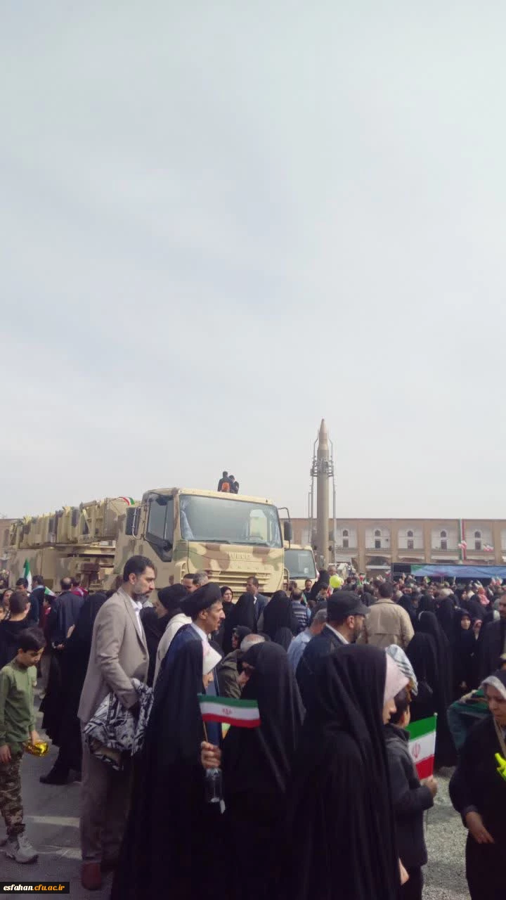گزارش تصویری از حضور خانواده دانشگاه فرهنگیان استان اصفهان در راهپیمایی ۲۲ بهمن ماه ۱۴۰۴ 25