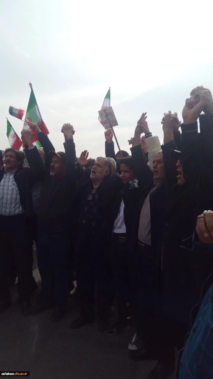 گزارش تصویری از حضور خانواده دانشگاه فرهنگیان استان اصفهان در راهپیمایی ۲۲ بهمن ماه ۱۴۰۴ 27