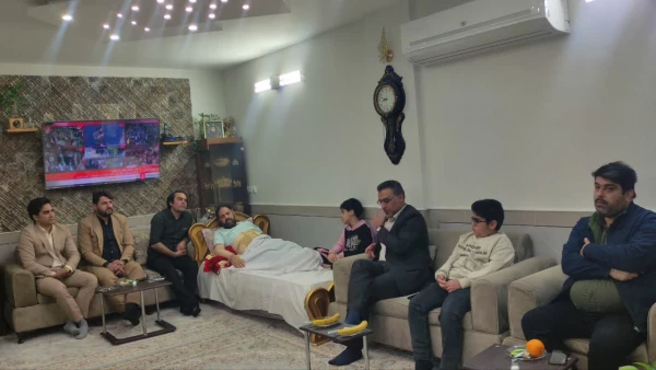 دیدار رئیس دانشگاه فرهنگیان آران و بیدگل و جمعی از مدیران و آموزگاران شهرستان با جانباز دفاع مقدس سوم 3