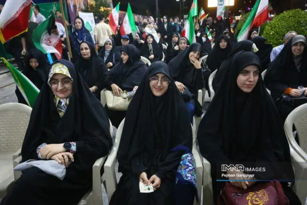 درخشش دانشگاه فرهنگیان اصفهان در ترویج فرهنگ ازدواج آسان؛ برگزاری جشن نمادین ازدواج زوج دانشجو معلم در اجتماع مردمی
اصفهان 5